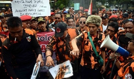 Pemuda Pancasila melakukan unjuk rasa di depan Gedung Kedutaan Australia di Jakarta, Selasa (26/11). 