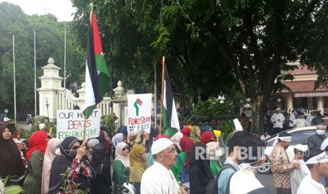 Pemuda Pasar Kliwon menggelar aksi bela Palestina  di Bundaran Gladak Solo pada Jumát (17/12). 