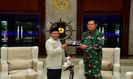 Ketua Pemuda Muhammadiyah, Sunanto, bersilaturahim dengan Kasal Yudo Margono, Senin (20/9). Pemuda Muhammadiyah mengapresiasi TNI AL jaga wilayah maritim 