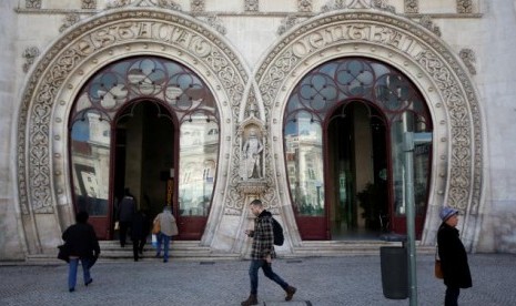 Pemude selfie dekat patung Raja Portugal abad ke-16 