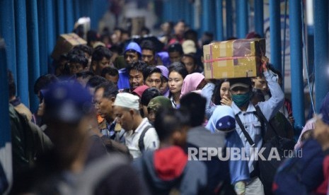  Pemudik antre memasuki kapal feri di Pelabuhan Merak, Banten, Rabu (21/6) dini hari. 