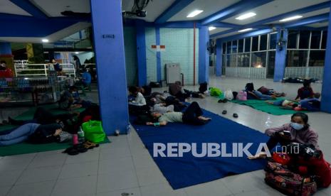 Pemudik asal pulau Jawa beristirahat di ruang tunggu pelabuhan penyeberangan Bakauheni, Lampung Selatan, Lampung, Rabu (5/5/2021). Ribuan pemudik dari berbagai daerah di pulau Jawa secara bertahap kembali ke pulau Sumatera lebih awal mengantisipasi larangan mudik yang akan diberlakukan pada tangal 6-17 Mei 2021.