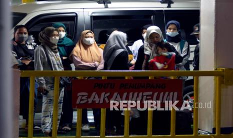 Pemudik asal pulau Jawa mengantre saat akan turun dari kapal di pelabuhan penyeberangan Bakauheni, Lampung Selatan, Lampung, Rabu (5/5/2021). Ribuan pemudik dari berbagai daerah di pulau Jawa secara bertahap kembali ke pulau Sumatera lebih awal mengantisipasi larangan mudik yang akan diberlakukan pada tangal 6-17 Mei 2021.