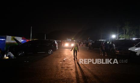 Pemudik berbuka puasa saat beristirahat di Rest Area Sementara 81A Tol Cipali arah Palimanan, Jawa Barat, Selasa (18/4/2023). Keberadaan Rest Area Sementara itu untuk memecah kepadatan pemudik di Rest Area yang ada di jalur Tol Cipali. Nantinya, Rest Area Sementara itu akan dibangun secara permanen menjadi Rest Area dengan kategori Grade A.