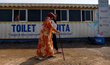 Pemudik berjalan di depan fasilitas toilet yang ada di tempat istirahat atau rest area ruas Tol Batang-Semarang KM 379A Gringsing, Batang, Jawa Tengah. (ilustrasi)