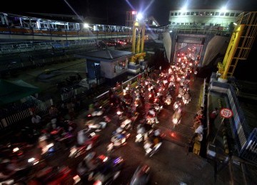 Pemudik bermotor antre masuk ke Pelabuhan Merak, Banten, Ahad (28/8).