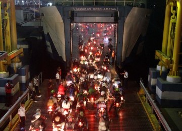 Pemudik bermotor masuk ke kapal feri di Pelabuhan Merak, Banten, Ahad (28/8). PT. Angkutan Sungai, Danau, dan Pelabuhan (ASDP), Indonesia Ferry menyiapkan dua kapal khusus bagi sepeda motor.