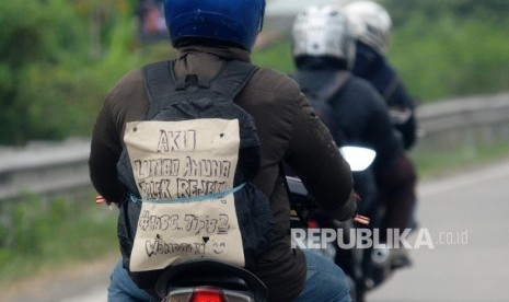   Pemudik bermotor melaju kendaraannya di jalur pantura, Cirebon, Jabar (23/6).