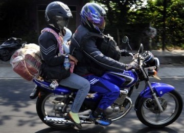 Pemudik bermotor melintas di kawasan jalur Pantura dengan tujuan Jawa Tengah dan Jawa Timur.