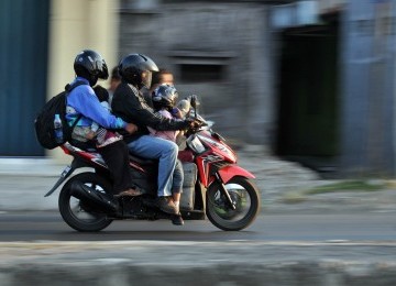 Pemudik bermotor melintas di Palimanan, Cirebon, Jawa Barat Sabtu (3/9). (Republika/Wihdan Hidayat)