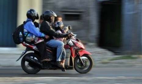 Pemudik bermotor melintas di Palimanan, Cirebon, Jawa Barat Sabtu (24/4/2022). (Republika/Wihdan Hidayat)