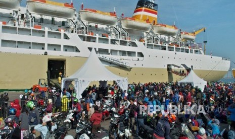 Pemudik bersepeda motor dari Jakarta yang menumpang KM Dobonsolo tiba di Pelabuhan Tanjung Emas Semarang, Jawa Tengah, Jumat (31/5/2019).