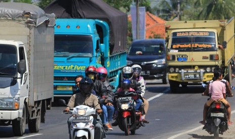 Pemudik bersepeda motor melintas di Jalur Pantura Lohbener, Indramayu, Jawa Barat, Ahad (18/6). 