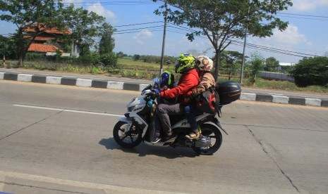 Pemudik bersepeda motor melintas di Jalur Pantura Losarang, Indramayu, Jawa Barat, Selasa (28/5/2019).