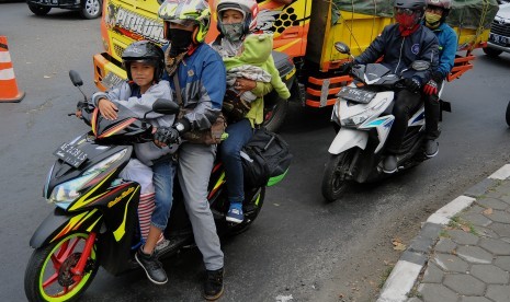 Pemudik bersepeda motor melintasi jalur Pantura di Pekalongan, Jawa Tengah, Rabu (21/6). 