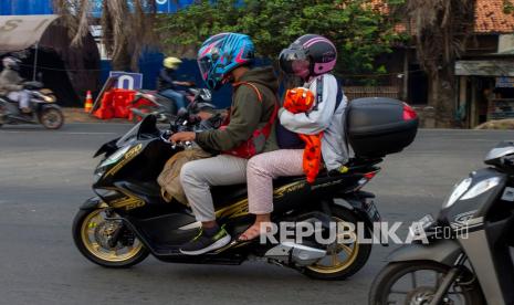 Pemudik bersepeda motor melintasi jalur Pantura, Tanjungpura, Kabupaten Karawang, Jawa Barat, Rabu (5/5/2021).