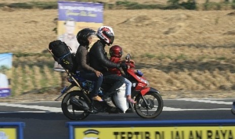 Pemudik bersepeda motor melintasi ruas jalur Pantura saat balik ke Jakarta di Slaur, Indramayu, Jawa Barat.