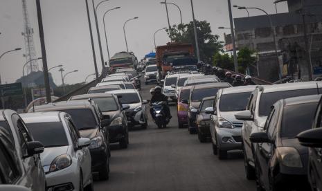 Pemudik bersepeda motor menerobos kemacetan di pintu keluar Pelabuhan Merak, Kota Cilegon, Provinsi Banten, Sabtu (7/5/2022). 