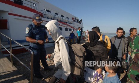 Pemudik bersiap menaiki kapal cepat tujuan Pulau Kangean, di Pelabuhan Kalianget, Sumenep, Jawa Timur. Pemkab Sumenep Sediakan Enam Kapal Gratis untuk Arus Balik 2023