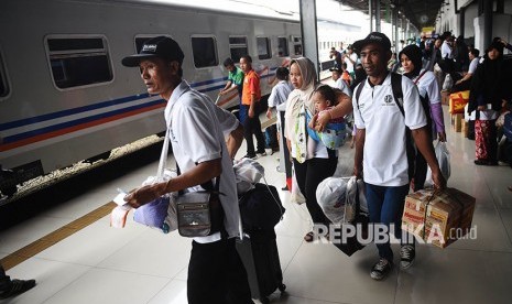 Pemudik bersiap menaiki kereta saat Mudik Bareng BUMN di Stasiun Senen, Jakarta, Kamis (7/6). 