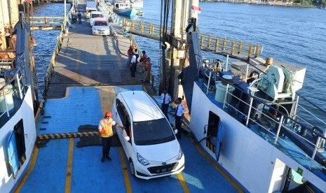 Kendaraan memasuki kapal di Pelabuhan Jangkar, Situbondo, Jawa Timur, Selasa (28/5/2019).