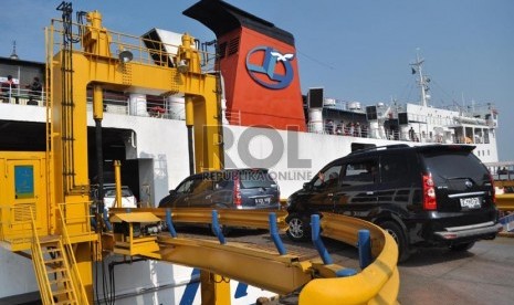  Pemudik dengan kendaraan pribadi mengantri memasuki kapal roro di Pelabuhan Merak, Banten, Sabtu (3/8).  (Republika/Rakhmawaty La'lang)