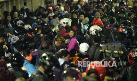 Pemudik dengan kendaraan sepeda motor memasuki kapal feri di Dermaga VI, Pelabuhan Merak, Banten, Kamis (22/6) dini hari. 