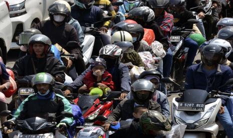 Pemudik dengan sepeda motor antre naik ke kapal di dermaga 3 Pelabuhan Bakauheni, Lampung Selatan, Lampung. Pemudik yang melintasi Lampung diminta untuk mewaspadai tiga ancaman bencana yakni banjir, erupsi Gunung Anak Krakatau, dam tanah longsor. 