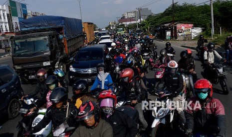 Pemudik dengan sepeda motor melintasi Jalan Raya Klari, Karawang, Jawa Barat, Sabtu (23/6). 