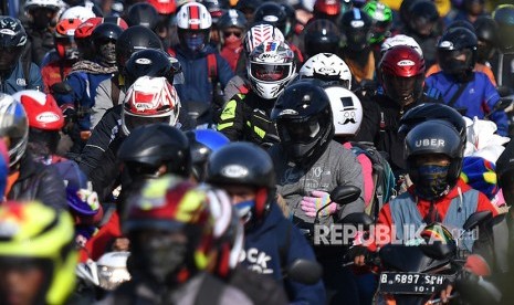 Pemudik dengan sepeda motor melintasi Jalan Raya Klari, Karawang, Jawa Barat, Sabtu (23/6).