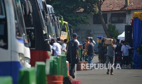 Pemudik dengan tujuan berbagai daerah berjalan menuju bus di Terminal Kampung Rambutan, Jakarta Timur, Selasa (20/6). 