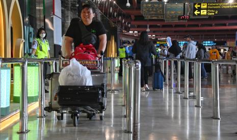 Pemudik di Bandara Soekarno-Hatta. PT Angkasa Pura II (Persero) memprediksi jumlah pergerakan penumpang pesawat di Bandara Soekarno-Hatta (Soetta), Tangerang, Banten pada gelombang dua masa puncak arus balik Lebaran 1444 Hijriah atau Ahad (30/4/2023), mencapai 171.387 orang.