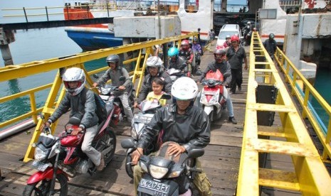 Pemudik di jalur penyeberangan Gilimanuk-Ketapang