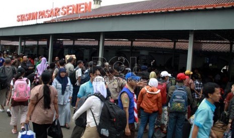 Pemudik di Stasiun Pasar Senen, Jakarta Pusat. 