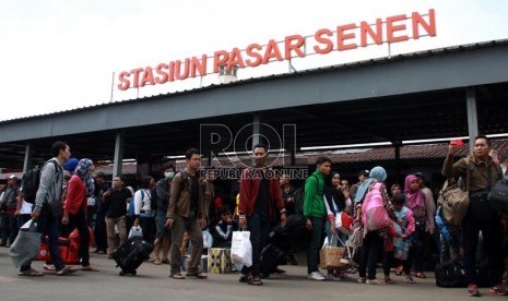 Pemudik di Stasiun Pasar Senen, Jakarta Pusat. 