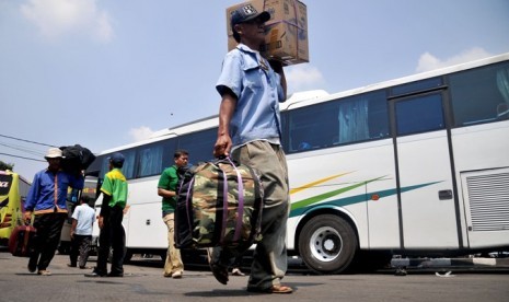 Pemudik di Terminal Pulogadung, Jakarta