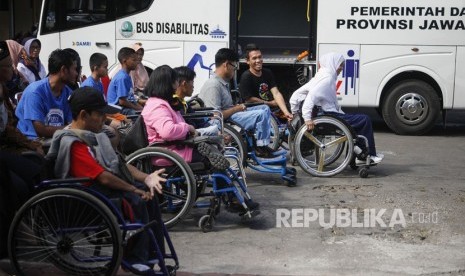 Pemudik difabel bersiap menaiki bus khusus penyandang disabilitas (ilustrasi)