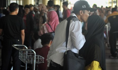 Pemudik disambut keluarganya saat tiba di terminal kedatangan Bandara Internasional Minangkabau, Sumbar (ilustrasi)