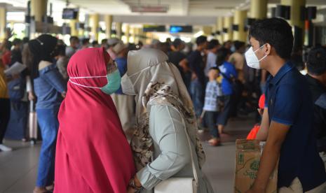 Pemudik disambut keluarganya saat tiba di terminal kedatangan Bandara Internasional Minangkabau (BIM), Padangpariaman, Sumatera Barat, Sabtu (30/4/2022). PT Angkasa Pura II BIM memprediksi puncak arus mudik jalur udara yang tiba di bandara tersebut terjadi pada Sabtu (30/4/2022), dengan jumlah 8 persen dari total 160 ribu pemudik udara tahun ini di Indonesia. 