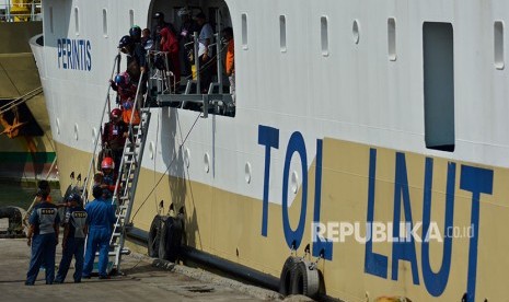 Penumpang urun dari kapal milik PT Pelni. ilustrasi