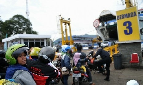 Pemudik hendak menyeberang ke Lampung, via pelabuhan Bakauheni. 