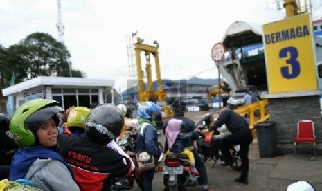 Pemudik hendak menyeberang ke Lampung, via pelabuhan Bakauheni. 