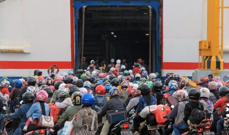 Pemudik kendaraan bermotor bersiap melakukan penyeberangan ke Pulau Jawa melalui Demaga 6 Pelabuhan Bakauheni Lampung Selatan, Lampung, Jumat (30/6). 