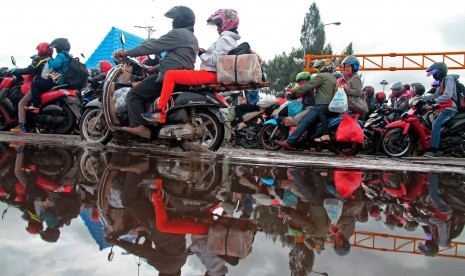 Pemudik kendaraan bermotor bersiap melakukan penyeberangan ke Pulau Jawa melalui Demaga 6 Pelabuhan Bakauheni Lampung Selatan, Lampung, Jumat (30/6). 