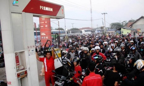   Pemudik kendaraan bermotor mengantre untuk mengisi BBM di SPBU Ciwaringin, Subang, Jawa Barat, Ahad (4/8).  (Republika/Yasin Habibi)