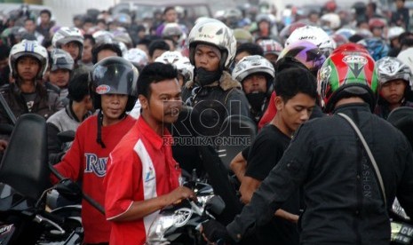   Pemudik kendaraan bermotor mengantre untuk mengisi BBM di SPBU Ciwaringin, Subang, Jawa Barat, Ahad (4/8).  (Republika/Yasin Habibi)