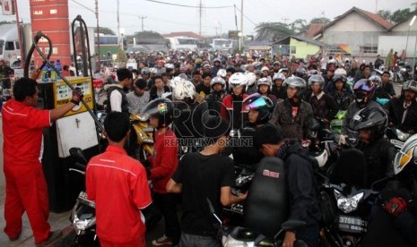   Pemudik kendaraan bermotor mengantre untuk mengisi BBM di SPBU Ciwaringin, Subang, Jawa Barat, Ahad (4/8).  (Republika/Yasin Habibi)