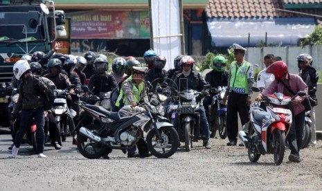  Pemudik kendaraan motor roda dua tergelincir di jalan yang rusak di jalur pantura, Jalan Raya Comohong, Bulakamba, Brebes, Jawa Tengah, Sabtu (3/8).  (Republika/ Yasin Habibi)