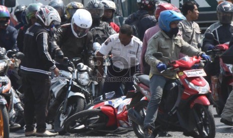  Pemudik kendaraan motor roda dua tergelincir di jalan yang rusak di jalur pantura, Jalan Raya Comohong, Bulakamba, Brebes, Jawa Tengah, Sabtu (3/8).  (Republika/ Yasin Habibi)