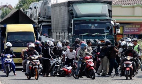  Pemudik kendaraan motor roda dua tergelincir di jalan yang rusak di jalur pantura, Jalan Raya Comohong, Bulakamba, Brebes, Jawa Tengah, Sabtu (3/8).  (Republika/ Yasin Habibi)